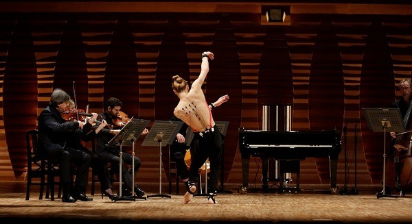 【動画あり】ヤマハのAIがダンサーをピアニストに！ダンスに呼応する自動ピアノの演奏とアンサンブル「舞・飛天遊」を動画で公開 画像