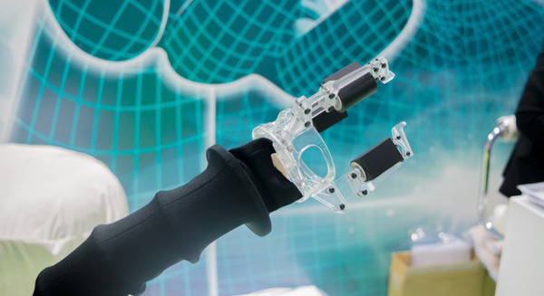 通電すると伸縮する次世代ゴム素材「eラバー」で、ガッチリ物持つロボットハンドがコンセプト展示　豊田合成、ロボデックスにて 画像