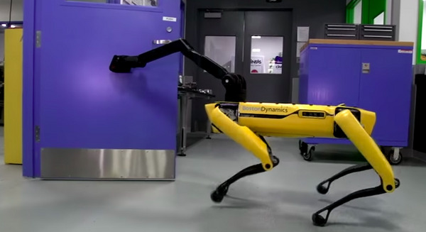 ボストン・ダイナミクスの4足歩行ロボ「SpotMini」、器用にドアを開ける動画が公開 画像