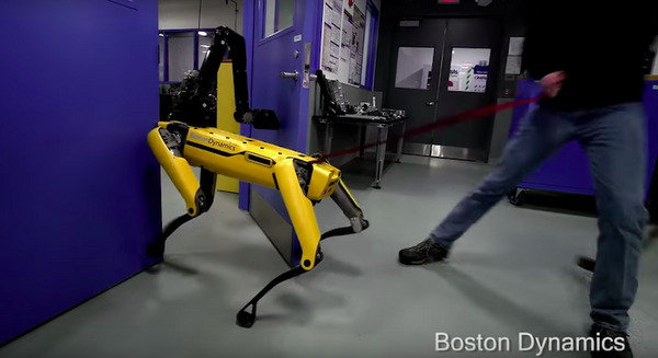 ロボットいじめの声も　ボストン・ダイナミクスの「SpotMini」、ドアを開けるのをひたすら邪魔される 画像