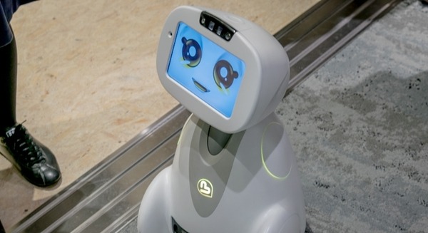 ロボット「BUDDY(バディ)」が日本初上陸! 欧州イチと言われるその動きと特徴とは 画像