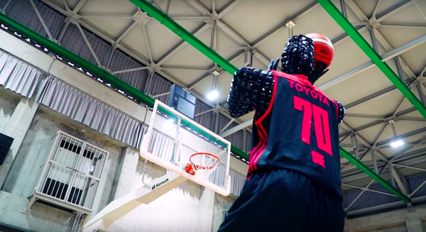 【動画あり】狙ったシュートを100%決めるバスケットボールロボット「CUE（キュー）」　 画像