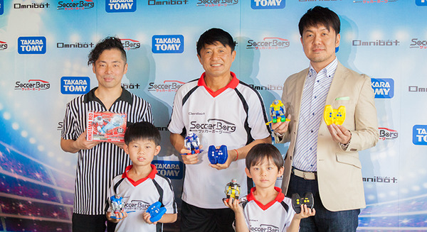 【速報】次世代RCサッカーロボット「サッカーボーグ」をタカラトミーが発表！本格的なドリブルやループシュートもできる 画像