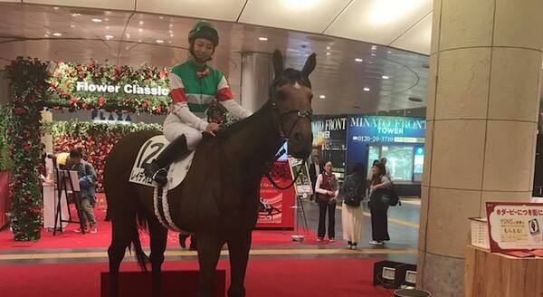 【動画あり】JRAの「馬ロボット」が超リアル！ 首都圏の駅で多数の目撃情報 画像