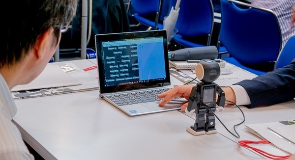 ロボホンで「モーション作成」　開発パートナー向けイベントでロボホンを動かす 画像