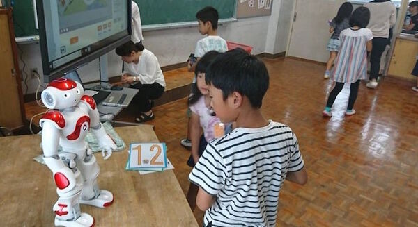 人型ロボットが私たちの先生！小学3年生向けの授業で英語発音の「外国語指導助手」にロボット「NAO」を起用 画像