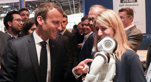 新たな「Nao」がパリのPepper Worldで初お披露目　フランス大統領に出会う 画像