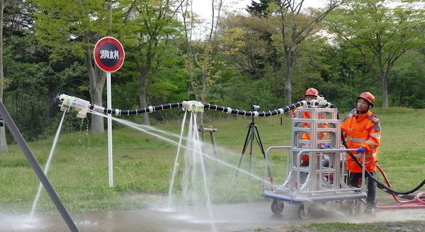 水を操って空を飛ぶ消火ロボット「ドラゴンファイヤーファイター」登場　建物内の火元を直接消火可能 画像