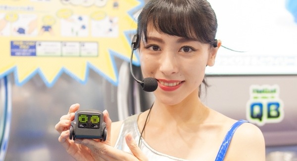 【速報】タカラトミーがオムニボットの新製品「ハロー！QB」を発表！表情豊かでハンドジェスチャーが楽しい友だちロボット 画像