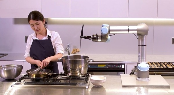 たこ焼きを作るロボットが更に進化！串焼きを焼いたり、牛丼の盛りつけをしたり、人と協働する調理ロボット 画像