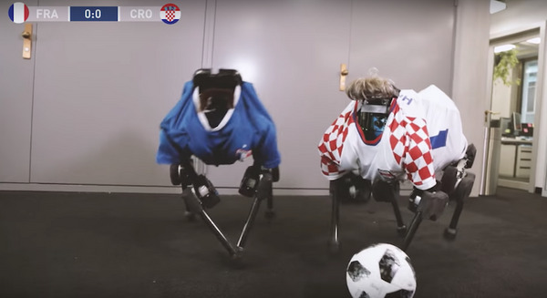 W杯決勝の裏側で4脚ロボット同士がサッカー対決 画像