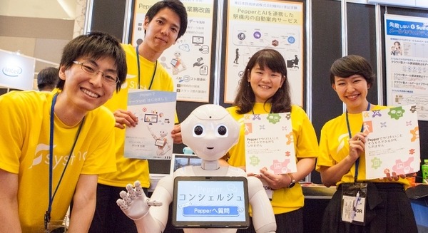 JR東日本が東京駅の案内に導入しているPepperをシステナが展示！「かりんとう屋さんはどこ?」にクラウドAIが回答 画像