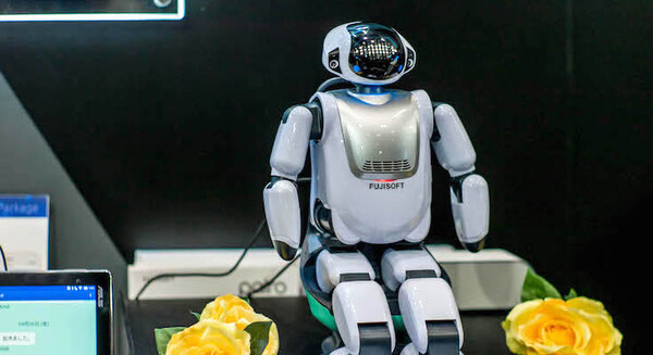ロボット「PALRO」の個人向けモデルは明日発売、価格は35万円　遠く離れた親との交流を促進 画像