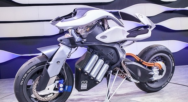 知能化と自律技術を搭載したヤマハ発AIオートバイ「モトロイド」がIDEAデザイン金賞を受賞 画像