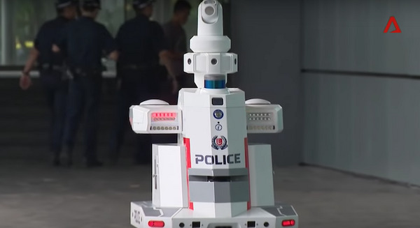 シンガポール警察、ASEAN首脳会議の警備にロボットを活用 画像