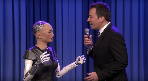 人類滅ぼす発言のロボット「ソフィア」、人間とのデュエット曲を披露【海外の反応】 画像