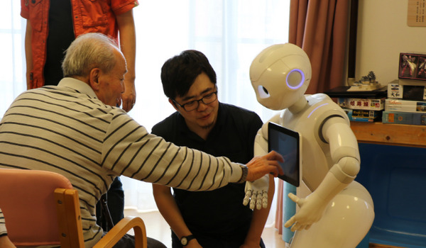 Pepperの介護施設導入に向けた実証実験を開始 画像