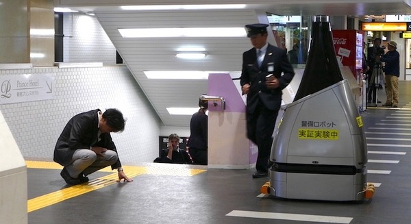 西武新宿駅で警備ロボット「ペルセウスボット」が実証実験中　11月26日から30日まで 画像
