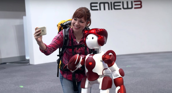 横浜ランドマークタワー、日立のロボット「EMIEW3」4体を導入　音声対話と自律走行で施設案内 画像