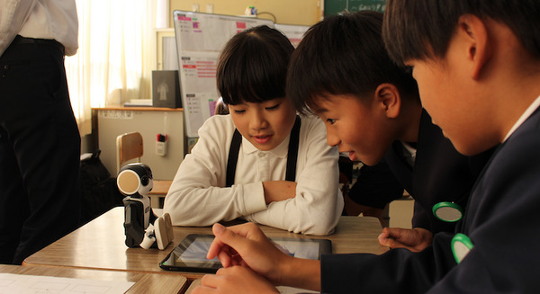 12体のロボホンを活用したプログラミング教育の実証授業が開始　東広島市の小学校で 画像