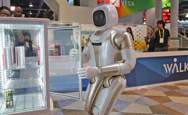 UBTECHが人型ロボット「Walker」の最新版を発表、一般家庭向け #CES2019 画像