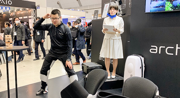 身につけて歩けるイス「archelis（アルケリス）」 バッテリー不要で長時間の立ち作業が楽になる 画像