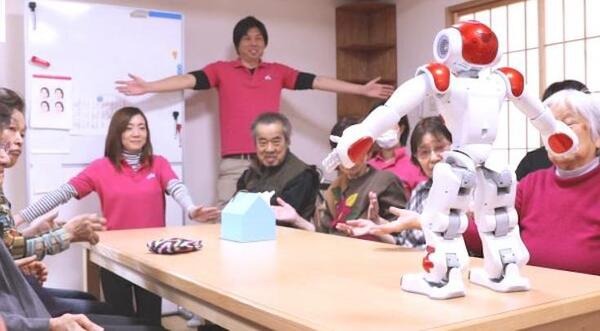 「Hitomean」と「Nao」を活用して、子供と高齢者向けのコミュニケーションロボットサービス実証実験が開始 画像