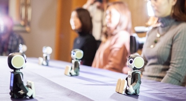 ロボホンが会話を代行するロボット婚活パーティを実施　サイバーエージェント「人はロボットを信頼し、意思決定に影響を与える」 画像