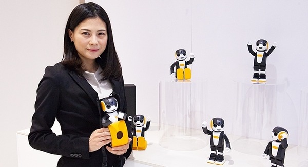 シャープがロボホン新型3機種を2月27日に発売！ 着座タイプは7万9千円 画像