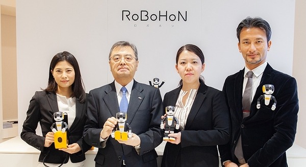 ロボホンの販売台数は1万2千台、右肩上がりに成長中！お留守番や英語学習など新機能を大幅に追加 画像