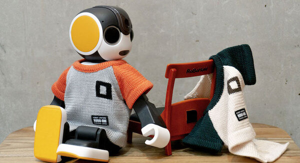 RoBoHoNの公式ライセンス衣装「ロボホンニットTシャツ」と充電時に座らせる「ロボホンチェア」発売　ROBO-UNI 画像