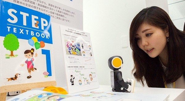 【動画】アルクの子供向け英会話教室に「ロボホン(RoBoHoN)」を導入！子ども達の会話回数が約75％増加 画像