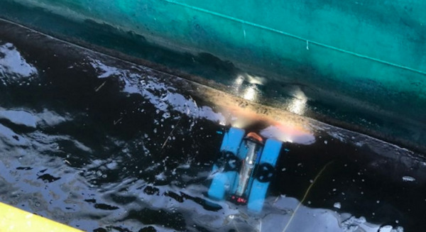 ダイバーの代わりに水中ドローンが船のスクリューなどを点検　セキドが船底検査の実証実験 画像