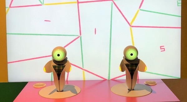 ロボピンが新しくなった伊勢丹の包装紙を紹介　デジタルサイネージと連携、伊勢丹新宿本店にて 画像