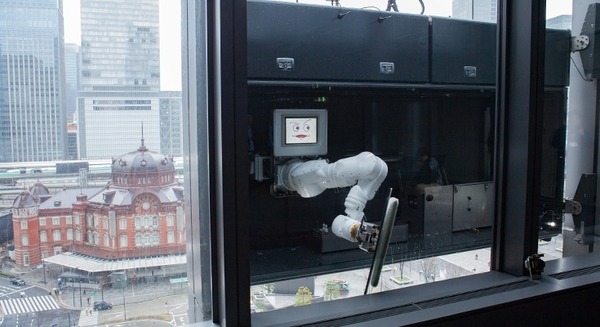 高層ビルの窓拭き作業に「多目的壁面作業ロボット」の実証実験　三菱地所が日本ビソーと連携　新丸ビルで公開 画像