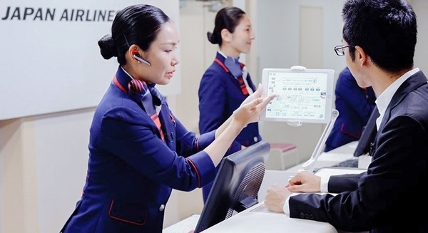 JALとアクセンチュア、空港旅客サービスのスタッフをAIが補佐　利用客の待ち時間短縮へ 画像