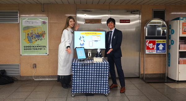 ロボット「Sota」が新橋駅で実証実験中! 隠し機能も体験してきた 画像