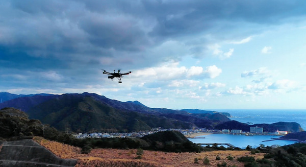 上空150mのドローンからアナウンスが聞こえる　圧電スピーカーを搭載したアナウンサードローンの威力 画像