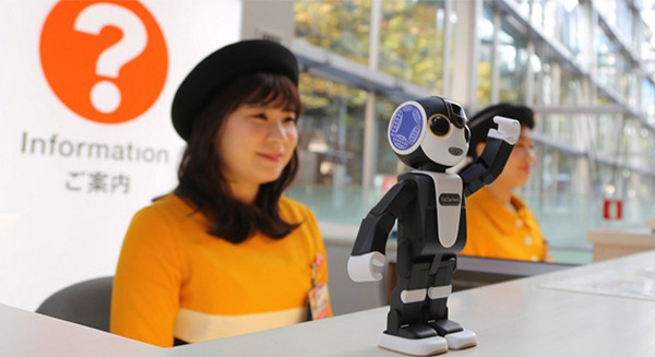 ロボホンが東京国際フォーラムの案内係（コンシェルジュ）に本格採用！実証実験で高評価、実験結果も公表 画像
