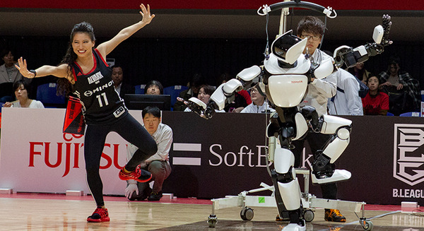 Bリーグ会場にトヨタのロボットが集結(1) 「T-HR3」が滑らかなダンスパフォーマンスを披露！アルバルク東京のホームゲームで 画像