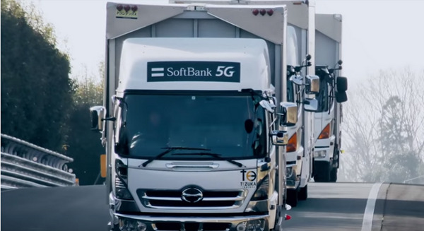 世界初、ソフトバンクが基地局圏外でも5Gで1ms以下の車車間通信に成功 「トラック隊列走行」の早期実現に向けて 画像