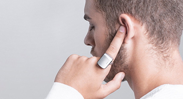 指を耳にあてて通話したり、音声エージェントと連携する指輪型スマートデバイス「ORII（オリー）」 画像