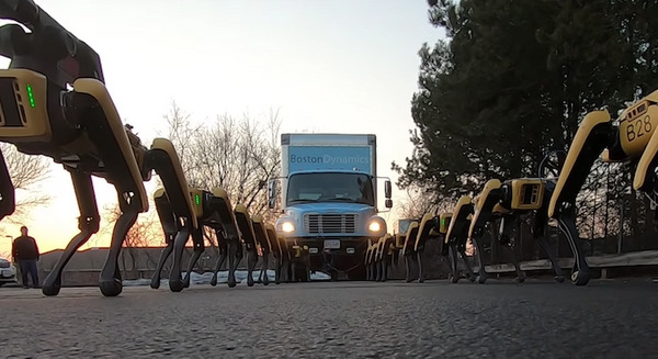 トラックを引く10体の「SpotMini」 ボストン・ダイナミクスが新たな動画を公開 画像