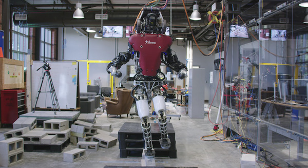 ヒューマノイド・Atlasで米・研究機関が実験　自律判断で飛び石や平均台をクリア 画像