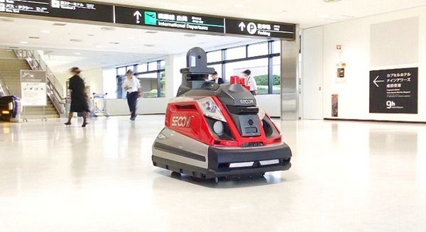 ロボット警備はじまる、自律走行型巡回監視「セコムロボットＸ２」提供開始　成田空港が導入 画像