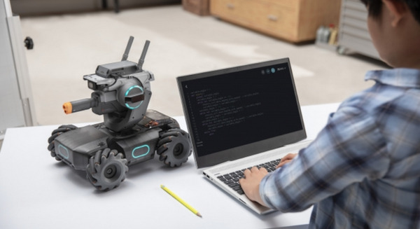 DJIが地上走行ロボットを発表！ゲル弾を撃ったり複数対戦モードなど最新技術の教育ロボット「ROBOMASTER S1」価格は約6万5千円 画像