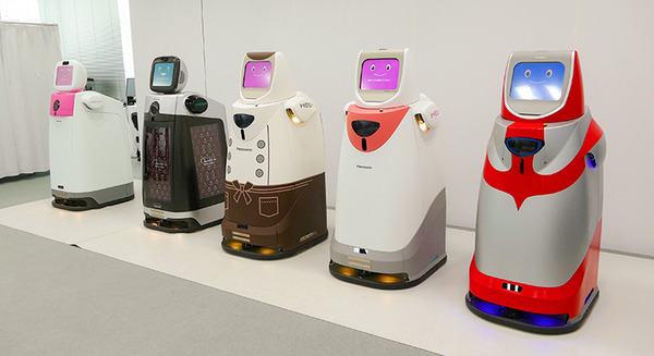 パナソニック、自律搬送ロボット「HOSPI」の新型を紹介、サイネージモデルも発売 画像