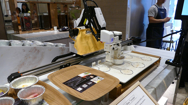 「ロレイン」と朝食を　朝食ロボットがホテルで実証実験、目玉焼きやベーコンを提供 画像