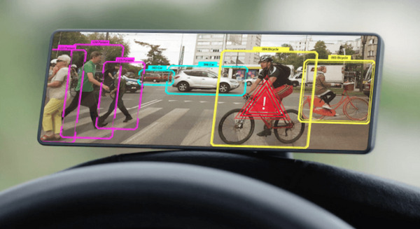 カメラ、画面、GPUを搭載した後付けの安全運転AIアシスタント「Pyrenee Drive」シャープが量産を支援 画像