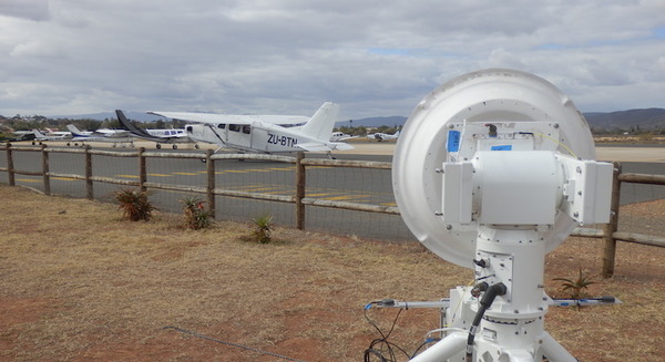 ソフトバンク子会社がFacebookの飛行実証デモに参加　地上から4km高度の航空機から電波を受信　HAPSモバイルが発表 画像